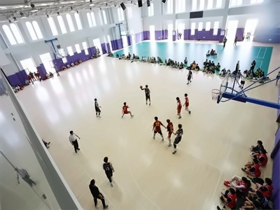 烟台爱华高级中学出国留学部（YIA）室内篮球馆