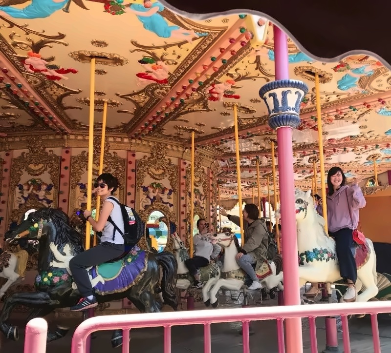上海光华剑桥O老师玩起了双层旋转木马.jpg