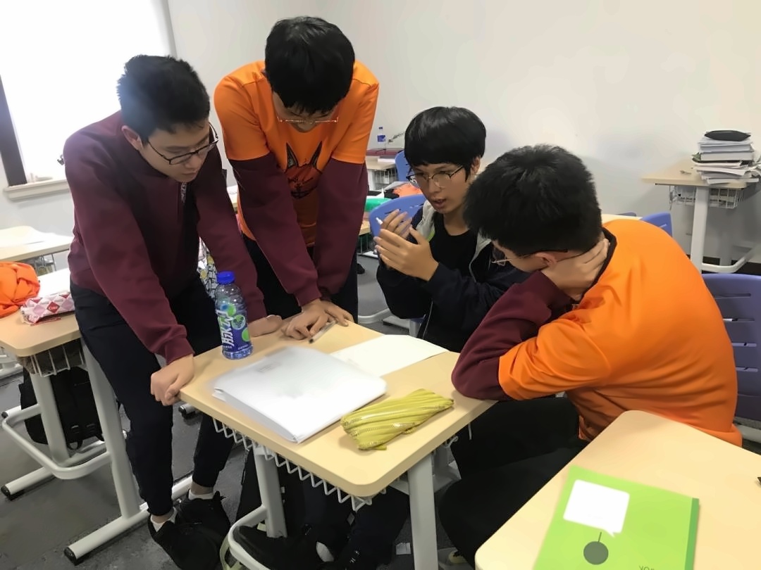 Pre2B同学分组后积极准备辩论.jpg