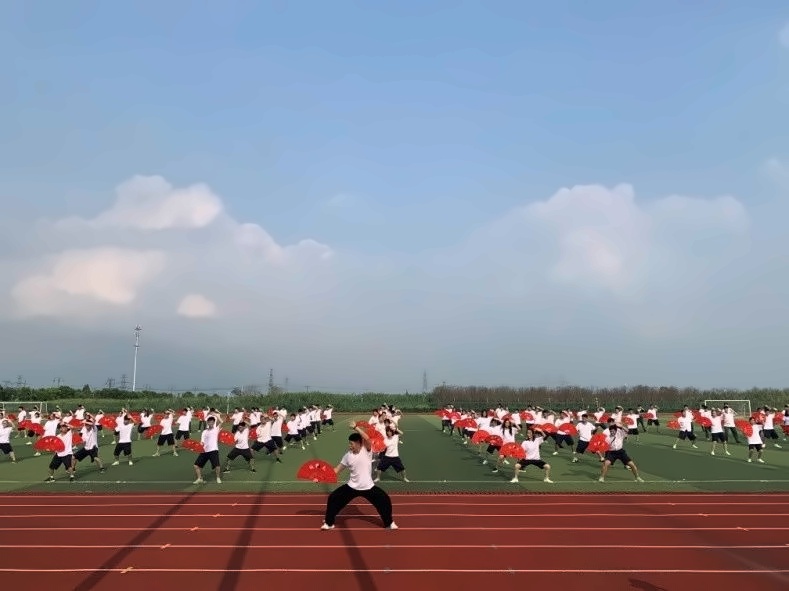 上海枫叶国际学校2019年暑期班太极扇比赛落幕.jpg