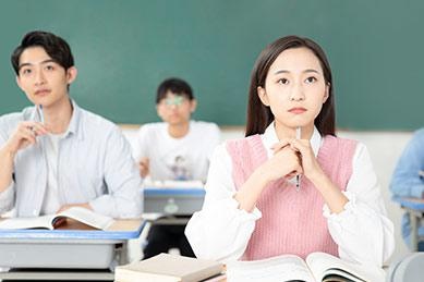 授课老师在讲课时注重实用能力的培养，让学员能够更好应对考试