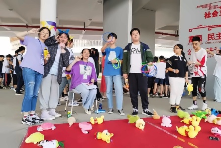 湖州帕丁顿双语学校国际部摆摊义卖活动.jpg