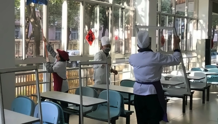 食堂**人员正在进行消毒.jpg