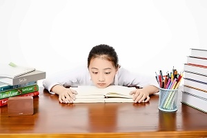 摄图网_501281913_中小学生学业重（企业商用）.jpg