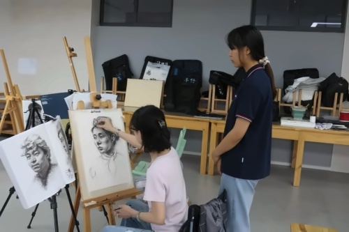 我们是一所让艺术浸润孩子生命的学校.jpg