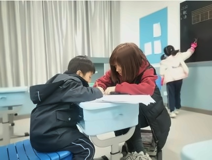 湖州帕丁顿王老师辅导学生.jpg