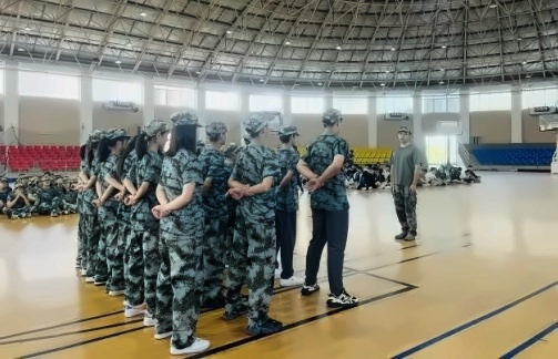 中加楓華學(xué)校初中部軍訓(xùn)閉幕式暨初中部開學(xué)典禮