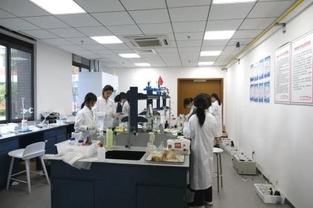 苏州海归学校化学实验课.jpg