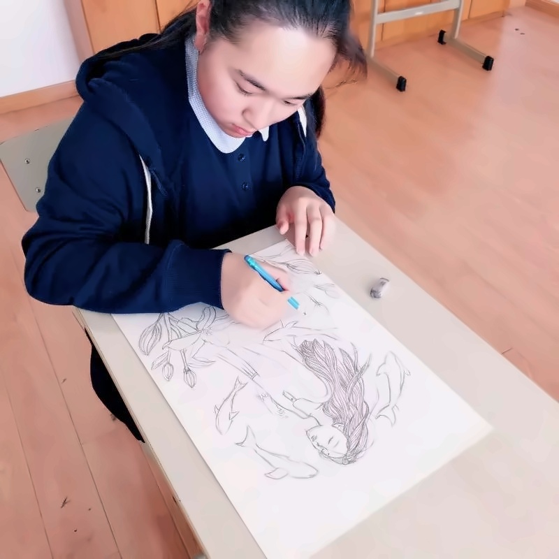 上海新虹桥中学学生绘画中.jpg