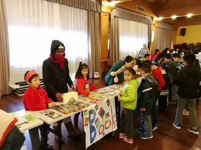 分享幸福分享愛；上海燎原雙語小學二年級義賣活動側記