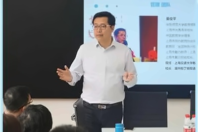 总校长董俊平先生正在讲话