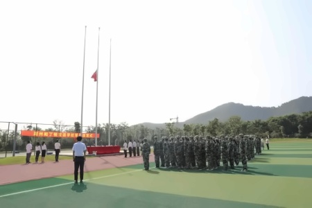 湖州帕丁顿双语学校2020级新高一军训.jpg