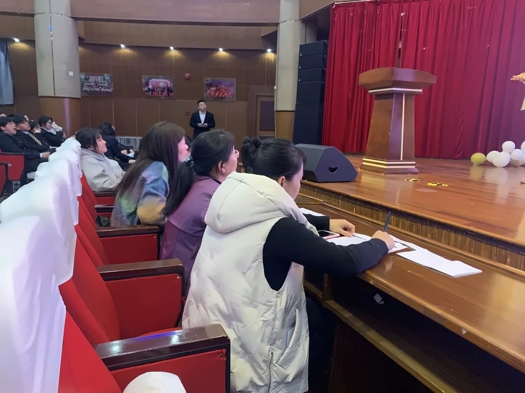 上海金苹果双语学校国际部顺利举办英语演讲比赛.jpg