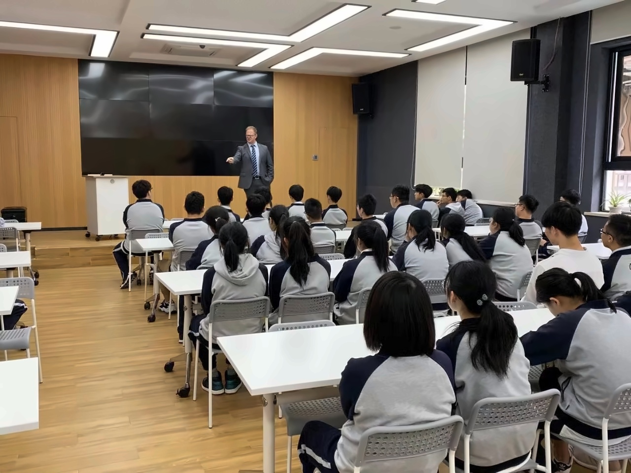 加拿大歌摩士谷教育局局长.jpg