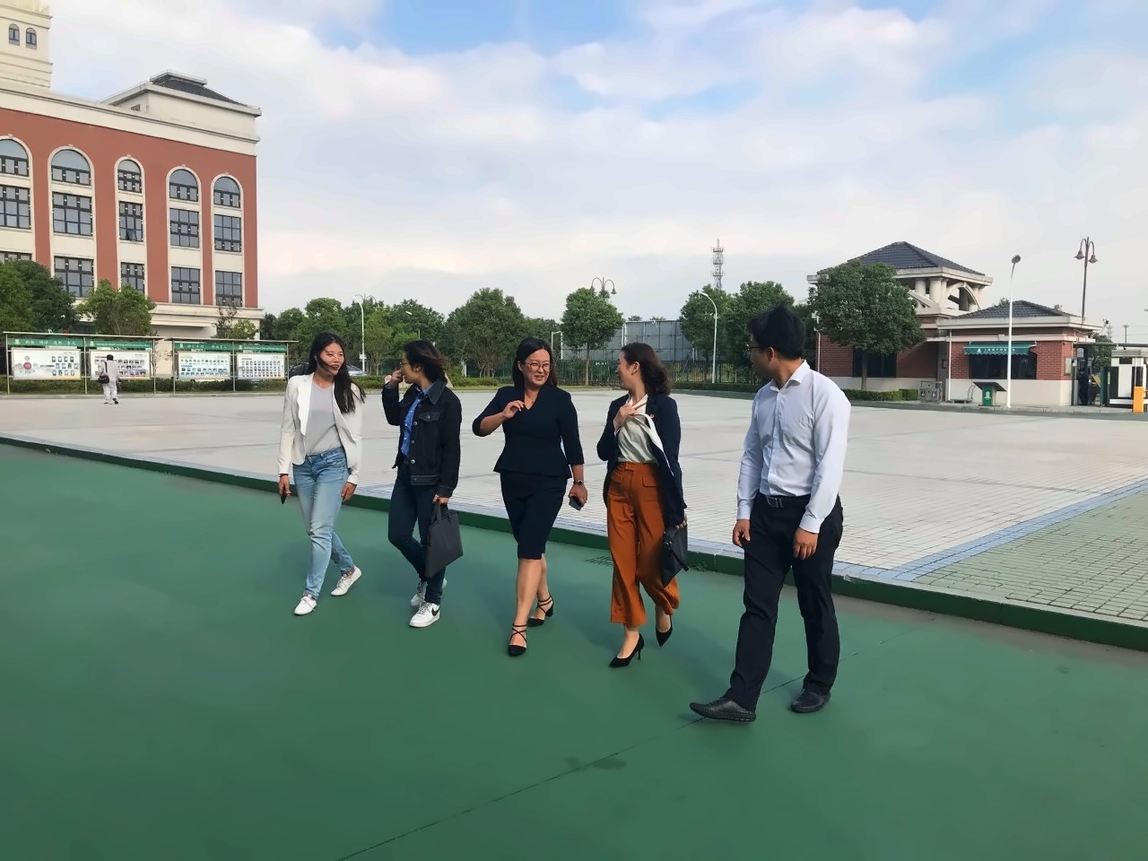 共青团金山区委书记莅临上海枫叶国际学校调研指导.jpg