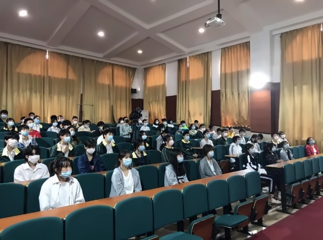 上海枫叶国际学校举行疫情防控知识讲座.jpg