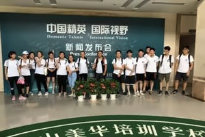 学生合影.jpg