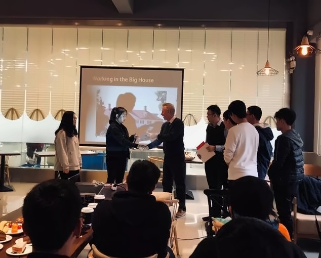 颁发奖学金.jpg