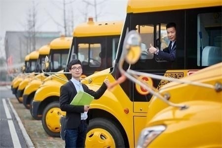 校车
