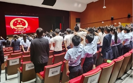 在“中国身份”主题集会上，赫贤初中部全体师生向国旗敬礼，以“中国身份”为傲.jpg