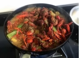 蔡老师为学生准备小龙虾.jpg