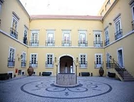 里斯本自治大学
