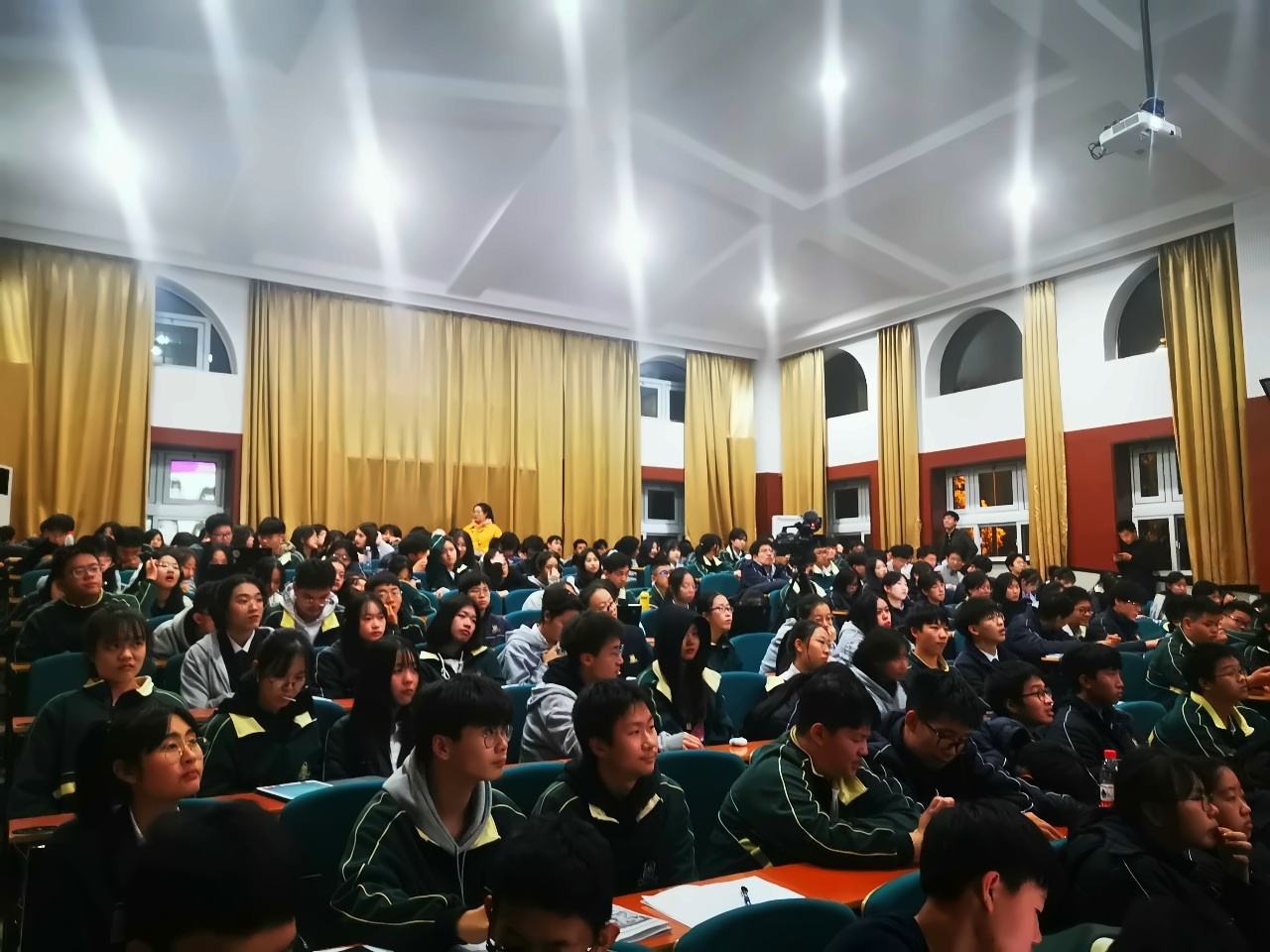 上海枫叶国际学校高一年级举行积极心理学讲座.jpg