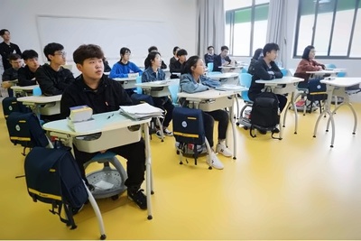 学生们在认真听讲