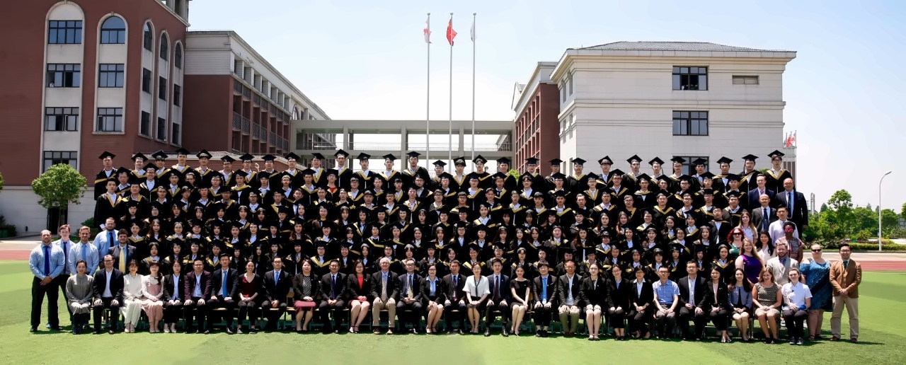 上海枫叶国际学校2019届高三毕业生.jpg