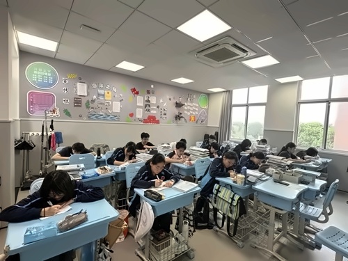 张家港梁丰高级中学国际学院考试现场