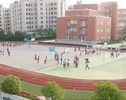 新虹桥中学中加国际班操场.jpg
