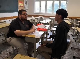 新虹桥国际部学生一对一面试环节