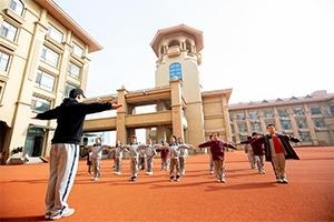美国(青岛)伍斯特学校做操