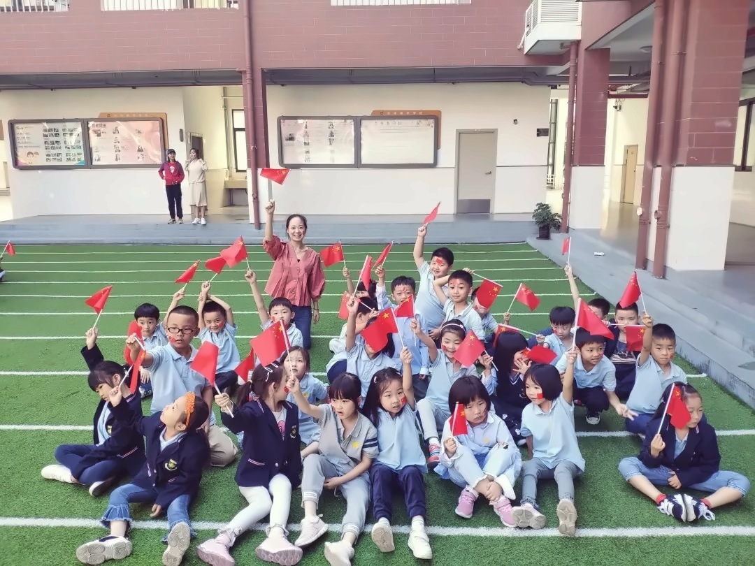中加楓華國際學校小學部升旗儀式獻禮祖國70周年華誕.jpg