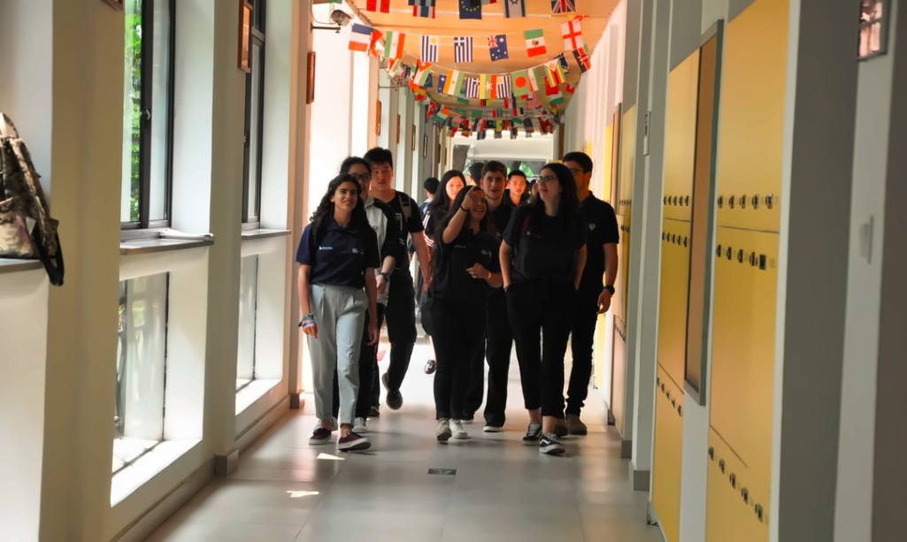 以色列同学参观领科国际高中校园.jpg