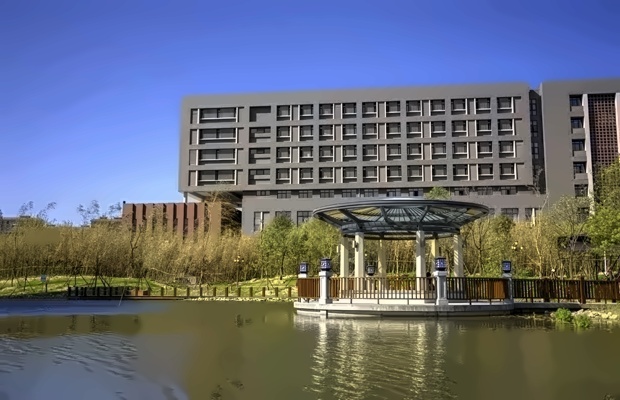 河南财经政法大学—明湖凉亭