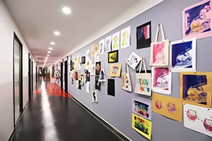 耀华学校上海古北校区二楼艺术走廊