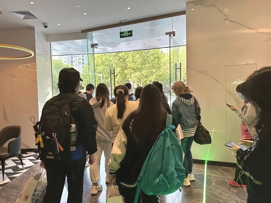 上海梦沃未来学院学子在宿管老师的带领下准备前往校园.jpg