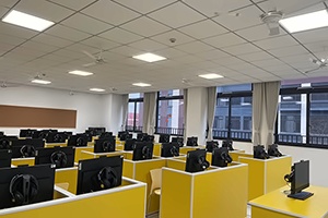 BANZ行中中学电脑教室