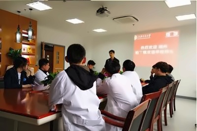 学生们在一起研究讨论