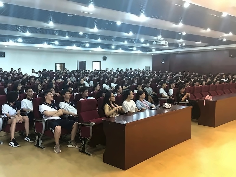 年级表彰大会.jpg