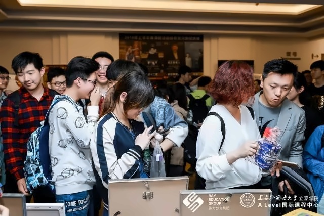 义卖艺术品展台.jpg