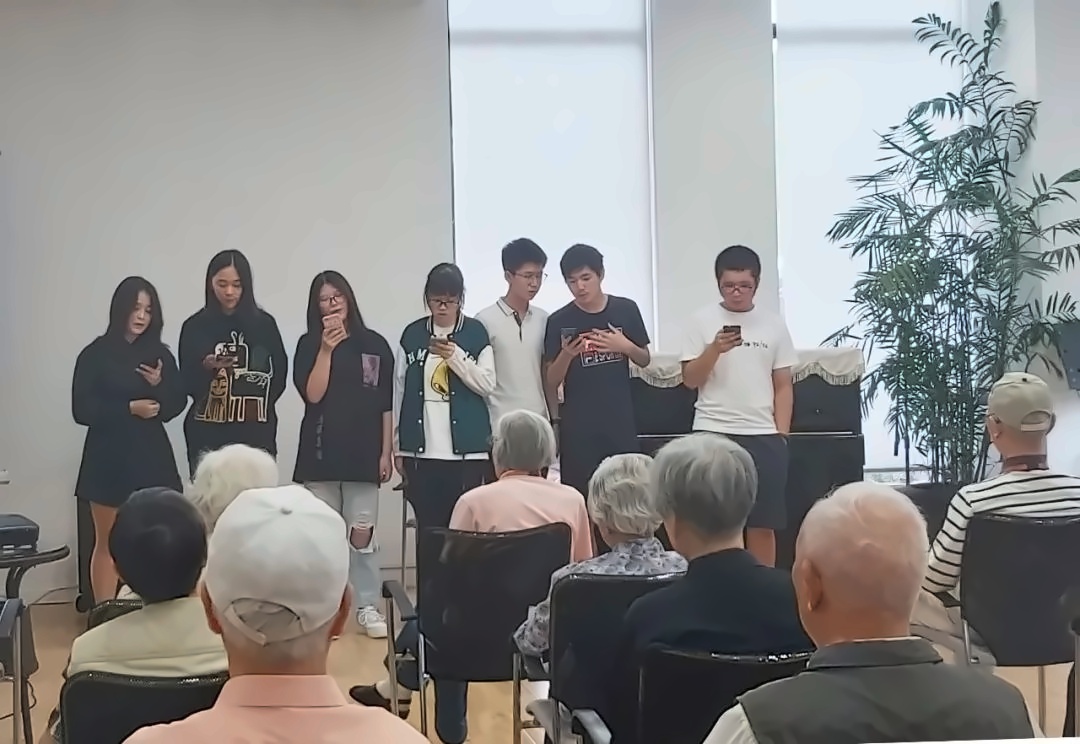 上海诺科学校学子走进养老院.jpg