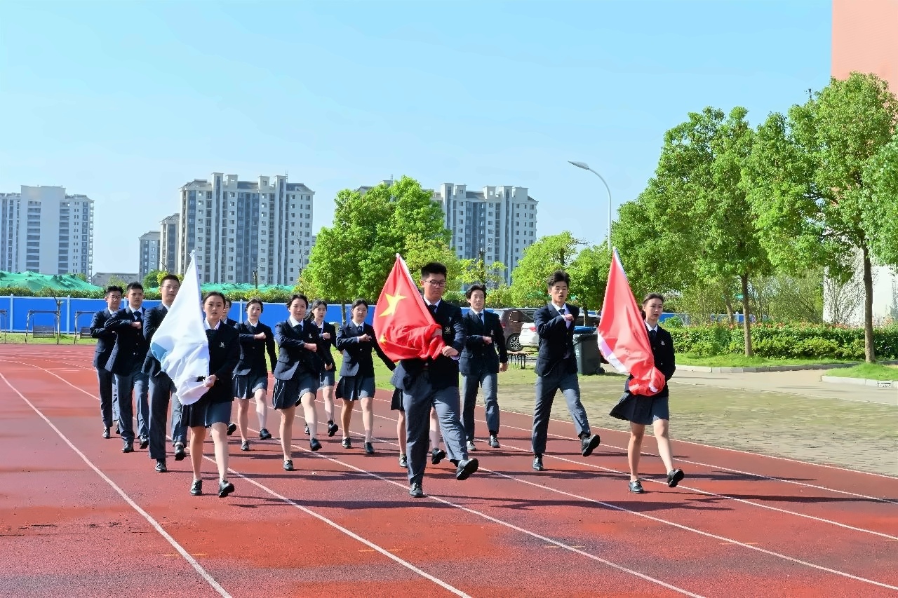 上海枫叶国际学校升旗仪式.jpg