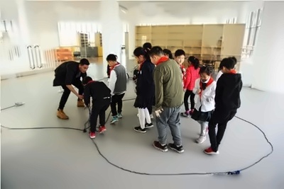 老师带领学生们一起做游戏