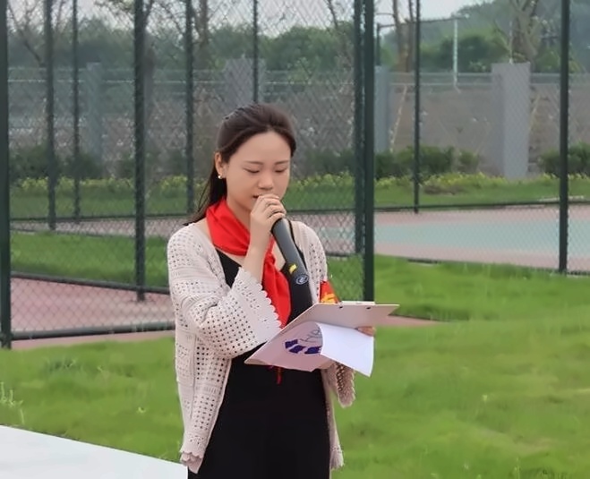陈雪芸老师介绍此次读书节活动.jpg