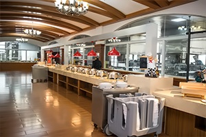 青岛墨尔文中学餐厅