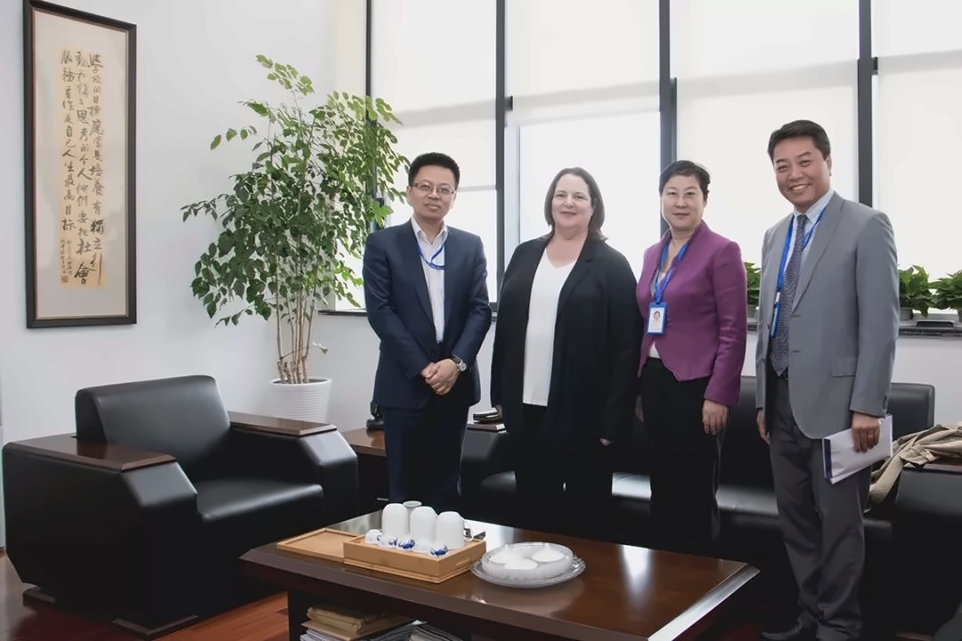 Ms. Paula Denen访问上师大附二外剑桥双语部.jpg