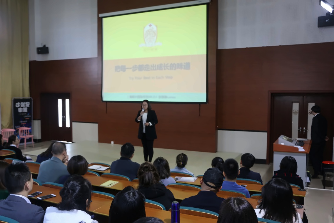 上海枫叶国际学校九年级成功召开升学指导家长会.jpg