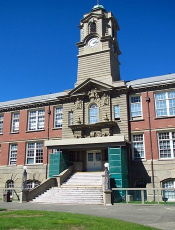 卡莫森学院